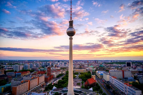 Beskåda Television Står Hög Fernsehturm Över Staden Berlin Tyskland Solnedgång — Stockfoto