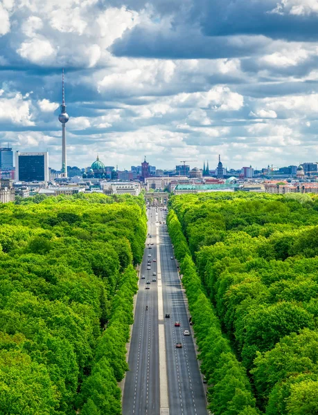 在阳光明媚的日子里 从胜利柱上鸟瞰德国蒂尔加滕和柏林 — 图库照片
