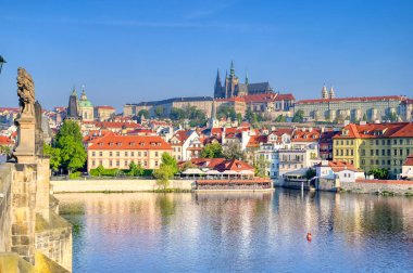 Charles Köprüsü ve Vltava Nehri'nden Prag Kalesi'ne ve Çek Cumhuriyeti'nin Prag şehrindeki St. Vitas Katedrali'ne bir manzara.