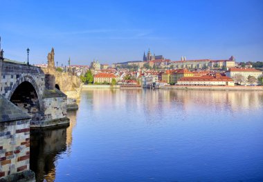 Charles Köprüsü ve Vltava Nehri'nden Prag Kalesi'ne ve Çek Cumhuriyeti'nin Prag şehrindeki St. Vitas Katedrali'ne bir manzara.