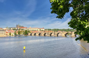 Charles Köprüsü ve Vltava Nehri'nden Prag Kalesi'ne ve Çek Cumhuriyeti'nin Prag şehrindeki St. Vitas Katedrali'ne bir manzara.