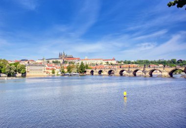 Charles Köprüsü ve Vltava Nehri'nden Prag Kalesi'ne ve Çek Cumhuriyeti'nin Prag şehrindeki St. Vitas Katedrali'ne bir manzara.