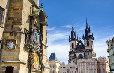 Eski Belediye Binası'nda ve Çek Cumhuriyeti'nin Çek Cumhuriyeti'ndeki Tyn'den önce Our Lady Kilisesi'nde bulunan Prag Astronomik Saati.