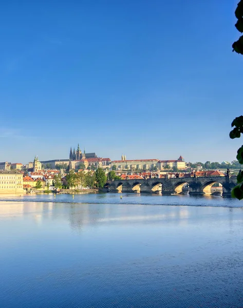 Utsikt Över Karlsbron Och Floden Vltava Till Pragborgen Och Vitas — Stockfoto