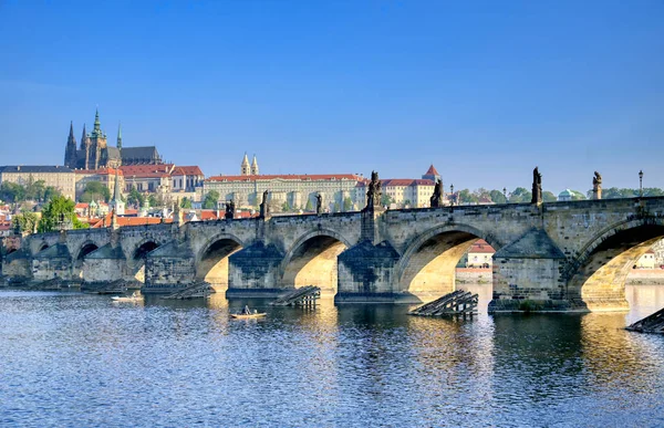 Utsikt Över Karlsbron Och Floden Vltava Till Pragborgen Och Vitas — Stockfoto