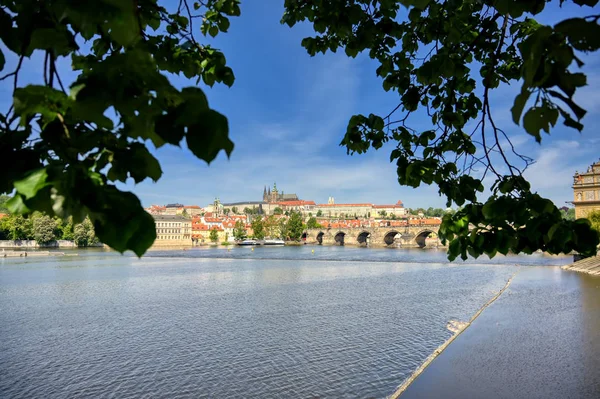 Blick Über Die Karlsbrücke Und Die Moldau Auf Die Prager — Stockfoto