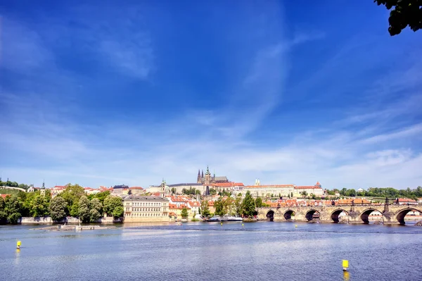 Utsikt Över Karlsbron Och Floden Vltava Till Pragborgen Och Vitas — Stockfoto