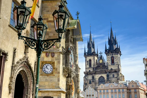 布拉格天文钟位于旧市政厅和圣母教堂前廷在布拉格 捷克共和国 — 图库照片