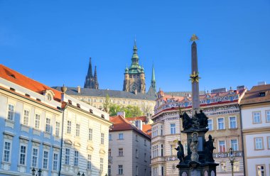 St. Nicholas Kilisesi ve Prag sokakları, Çek Cumhuriyeti.