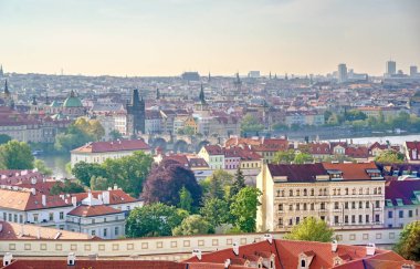 Prag, Çek Cumhuriyeti'nde Vltava Nehri boyunca çatılar.
