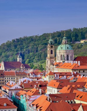 Prag, Çek Cumhuriyeti'nde Vltava Nehri boyunca çatılar.