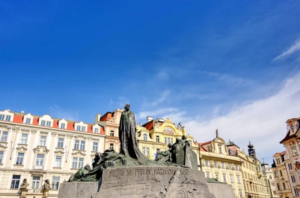 Jan Hus 纪念站在一个旧结束在捷克共和国布拉格老城广场 — 图库照片