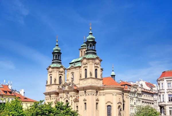 圣尼古拉斯教堂位于捷克共和国布拉格老城广场 — 图库照片