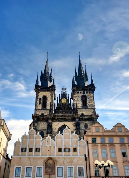ティンの前に私たちの女性の教会は プラハの旧市街広場に位置するゴシック様式の教会です チェコ共和国 — ストック写真