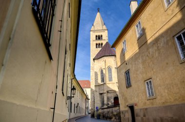 9. yüzyılda Çek Cumhuriyeti'nin Prag kentinde inşa edilen Prag Kalesi kompleksinin içindeki binalar.