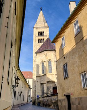 9. yüzyılda Çek Cumhuriyeti'nin Prag kentinde inşa edilen Prag Kalesi kompleksinin içindeki binalar.