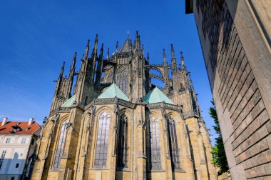9. yüzyılda Çek Cumhuriyeti'nin Prag kentinde inşa edilen Prag Kalesi kompleksinin içindeki St. Vitus Katedrali.