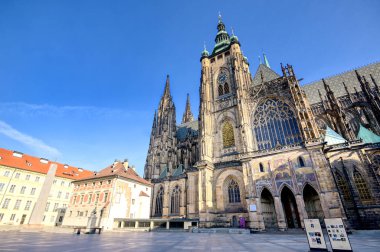 9. yüzyılda Çek Cumhuriyeti'nin Prag kentinde inşa edilen Prag Kalesi kompleksinin içindeki St. Vitus Katedrali.
