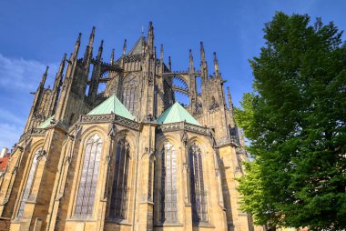 9. yüzyılda Çek Cumhuriyeti'nin Prag kentinde inşa edilen Prag Kalesi kompleksinin içindeki St. Vitus Katedrali.