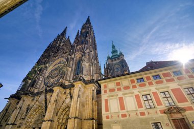 9. yüzyılda Çek Cumhuriyeti'nin Prag kentinde inşa edilen Prag Kalesi kompleksinin içindeki St. Vitus Katedrali.