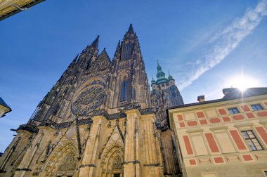 9. yüzyılda Çek Cumhuriyeti'nin Prag kentinde inşa edilen Prag Kalesi kompleksinin içindeki St. Vitus Katedrali.