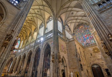 Prag, Çek Cumhuriyeti - 8 Mayıs 2019 - Prag Kalesi kompleksinin içinde bulunan St. Vitus Katedrali'nin iç kısmı 9..