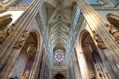 Prag, Çek Cumhuriyeti - 8 Mayıs 2019 - Prag Kalesi kompleksinin içinde bulunan St. Vitus Katedrali'nin iç kısmı 9..