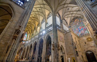 Prag, Çek Cumhuriyeti - 8 Mayıs 2019 - Prag Kalesi kompleksinin içinde bulunan St. Vitus Katedrali'nin iç kısmı 9..
