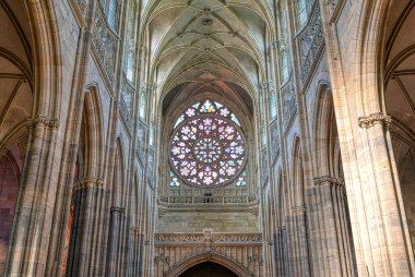 Prag, Çek Cumhuriyeti - 8 Mayıs 2019 - Prag Kalesi kompleksinin içinde bulunan St. Vitus Katedrali'nin iç kısmı 9..