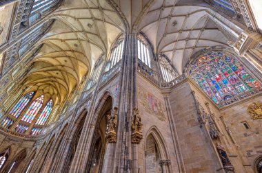 Prag, Çek Cumhuriyeti - 8 Mayıs 2019 - Prag Kalesi kompleksinin içinde bulunan St. Vitus Katedrali'nin iç kısmı 9..