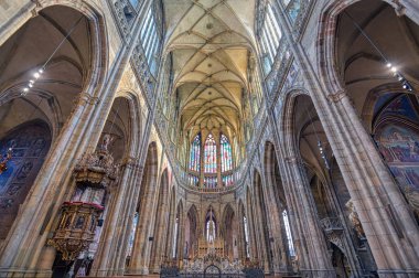 Prag, Çek Cumhuriyeti - 8 Mayıs 2019 - Prag Kalesi kompleksinin içinde bulunan St. Vitus Katedrali'nin iç kısmı 9..