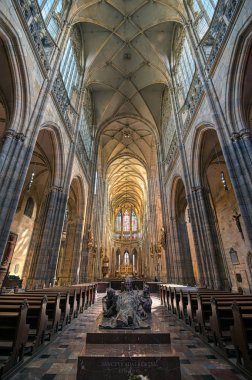 Prag, Çek Cumhuriyeti - 8 Mayıs 2019 - Prag Kalesi kompleksinin içinde bulunan St. Vitus Katedrali'nin iç kısmı 9..