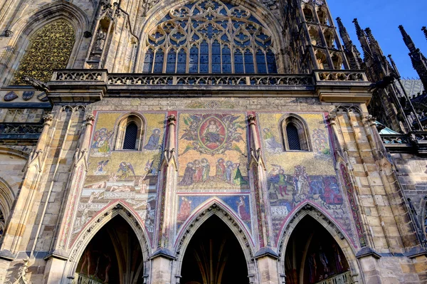 プラハ チェコ共和国で9世紀に建てられたプラハ城複合体内の聖ヴィータス大聖堂 — ストック写真