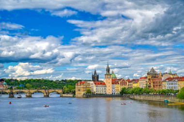 Eski Şehir Prag ve Prag, Çek Cumhuriyeti'nde Vltava Nehri üzerinde Charles Köprüsü manzarası.