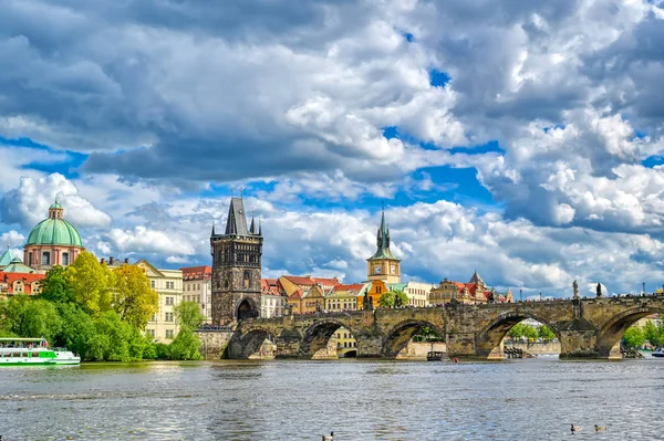 Blick Auf Die Prager Altstadt Und Die Karlsbrücke Über Die — Stockfoto