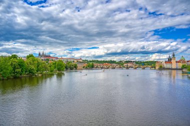 Eski Şehir Prag ve Prag, Çek Cumhuriyeti'nde Vltava Nehri üzerinde Charles Köprüsü manzarası.