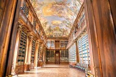 Prag, Çek Cumhuriyeti - 9 Mayıs 2019 - Strahov, Prag, Çek Cumhuriyeti'nde bulunan Strahov Manastırı'ndaki kütüphane.