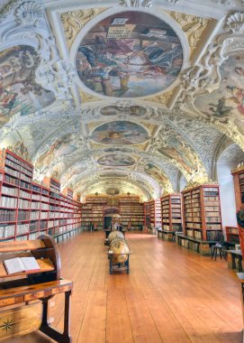 Prag, Çek Cumhuriyeti - 9 Mayıs 2019 - Strahov, Prag, Çek Cumhuriyeti'nde bulunan Strahov Manastırı'ndaki kütüphane.