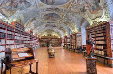 Prag, Çek Cumhuriyeti - 9 Mayıs 2019 - Strahov, Prag, Çek Cumhuriyeti'nde bulunan Strahov Manastırı'ndaki kütüphane.