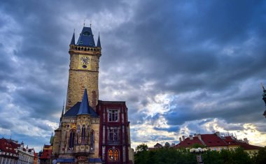 Çek Cumhuriyeti'nin başkenti Prag'daki Eski Belediye Binası, Eski Kent Meydanı'nda yer almaktadır..