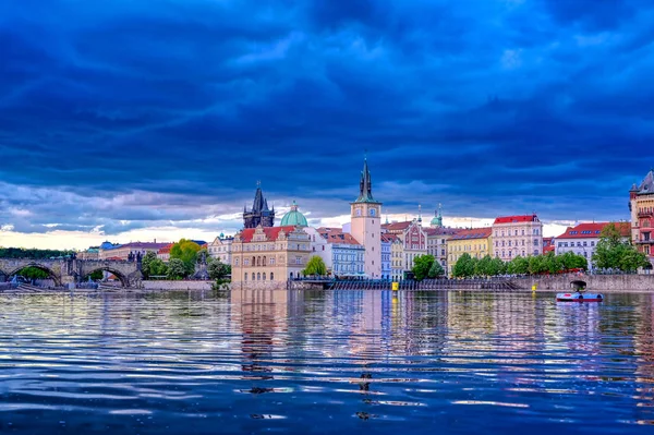 Blick Auf Die Prager Altstadt Und Die Karlsbrücke Über Die — Stockfoto