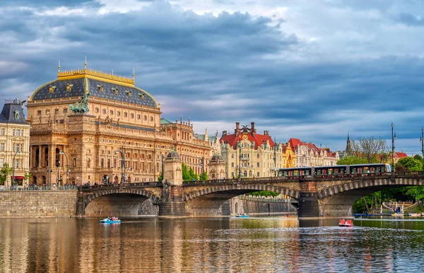 Prag'da bulunan Ulusal Tiyatro, Çek Cumhuriyeti, Vltava Nehri üzerinde.