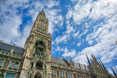 Yeni belediye binası Münih, Almanya 'da Marienplatz' da yer almaktadır.