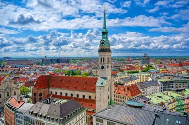 St. Peter Kilisesi Münih, Almanya 'da Marienplatz' da bulunmaktadır..