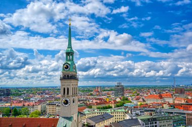 St. Peter Kilisesi Münih, Almanya 'da Marienplatz' da bulunmaktadır..