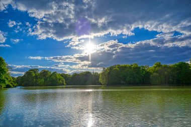 Münih 'teki İngiliz Bahçesi, Bavyera, Almanya güneşli bir günde.