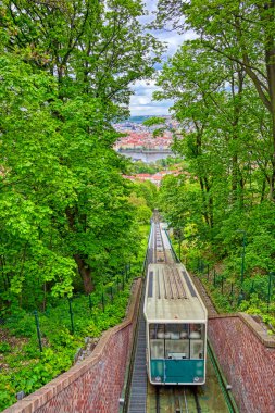 Prag, Çek Cumhuriyeti manzarası ve Petrin Hill 'den gelen füniküler güneşli bir günde.