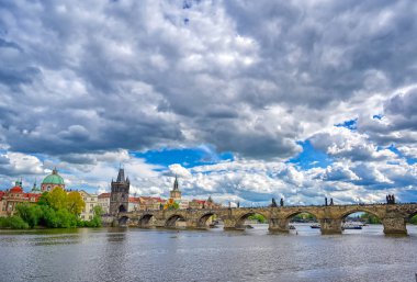 Eski Şehir Prag ve Prag, Çek Cumhuriyeti'nde Vltava Nehri üzerinde Charles Köprüsü manzarası.