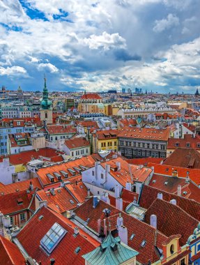Güneşli bir günde Çek Cumhuriyeti Prag 'ın hava manzarası.