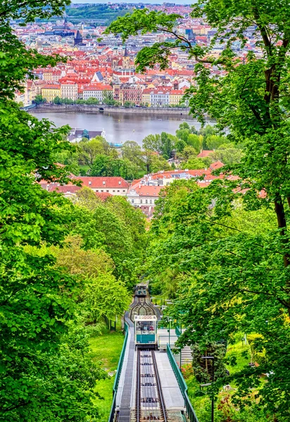 Prag, Çek Cumhuriyeti manzarası ve Petrin Hill 'den gelen füniküler güneşli bir günde.